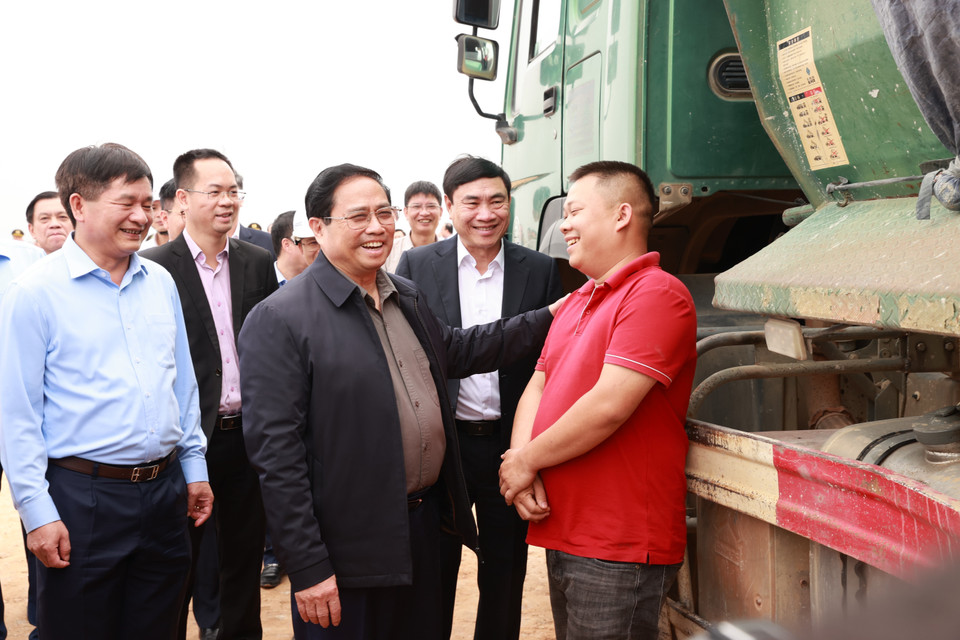 Thủ tướng Phạm Minh Chính thăm hỏi công nhân thi công Dự án đầu tư xây dựng mở rộng Cảng hàng không Điện Biên. (Ảnh: Dương Giang/TTXVN)