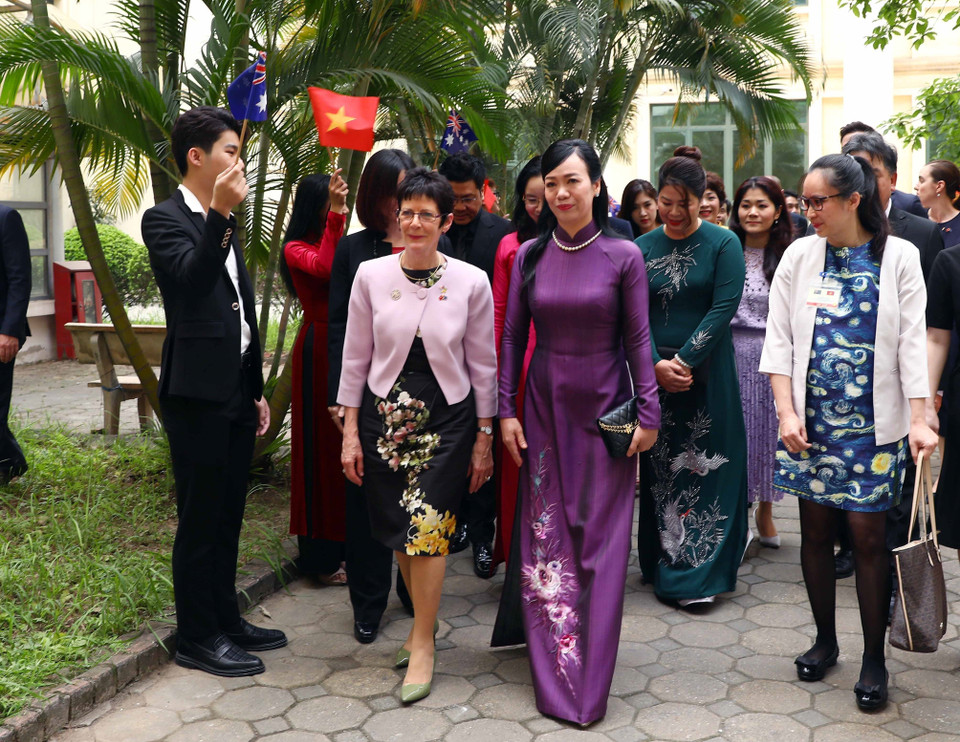 Phu nhân Chủ tịch nước Phan Thị Thanh Tâm và Phu nhân Toàn quyền Australia Linda Hurley tới thăm Học viện Âm nhạc Quốc gia Việt Nam. (Ảnh: Phạm Kiên/TTXVN)