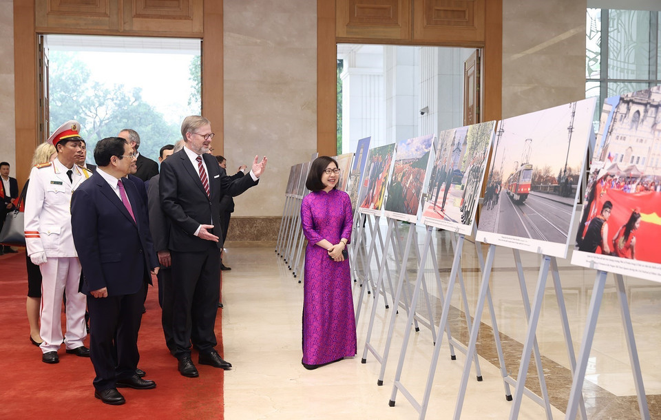 Phó Tổng Giám đốc Thông tấn xã Việt Nam Đoàn Thị Tuyết Nhung giới thiệu trưng bày ảnh với hai Thủ tướng. (Ảnh: Dương Giang/TTXVN)