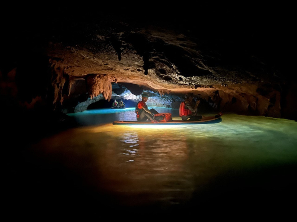 Chuyến khảo sát, khám phá lần này của các nhà khoa học đến từ Anh, Australia, New Zealand kéo dài 3 tuần, chia làm 3 đợt ở 2 huyện Minh Hóa và Tuyên Hóa thông qua sự hỗ trợ của một số hướng dẫn viên du lịch ở Phong Nha và những người dân địa phương. (Ảnh: TTXVN phát)