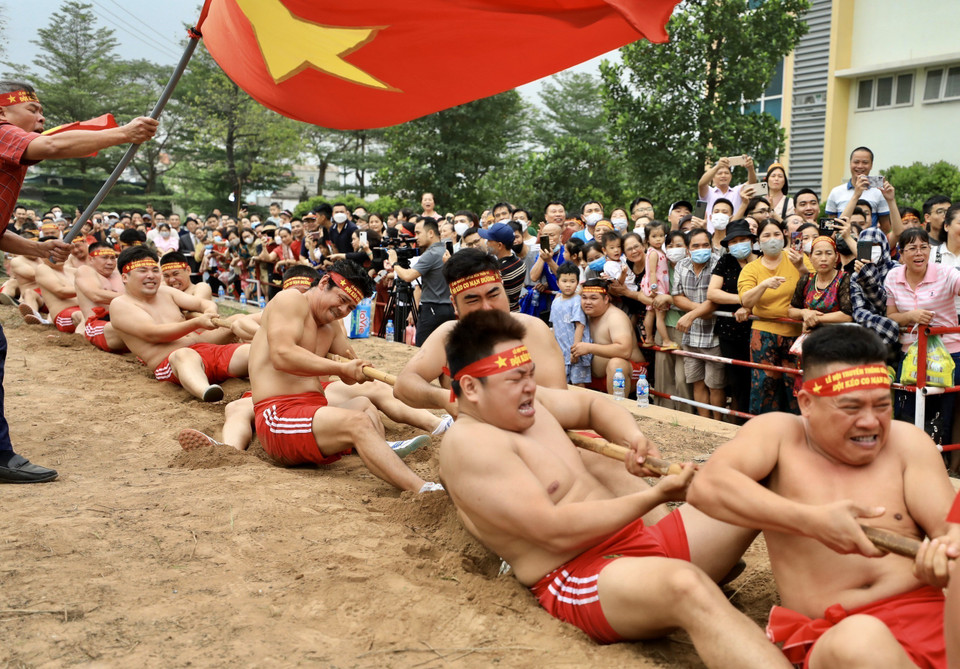 Khi có hiệu lệnh “bắt đầu” các trai kéo dồn hết sức lực để kéo. (Ảnh: Nhật Anh/TTXVN)