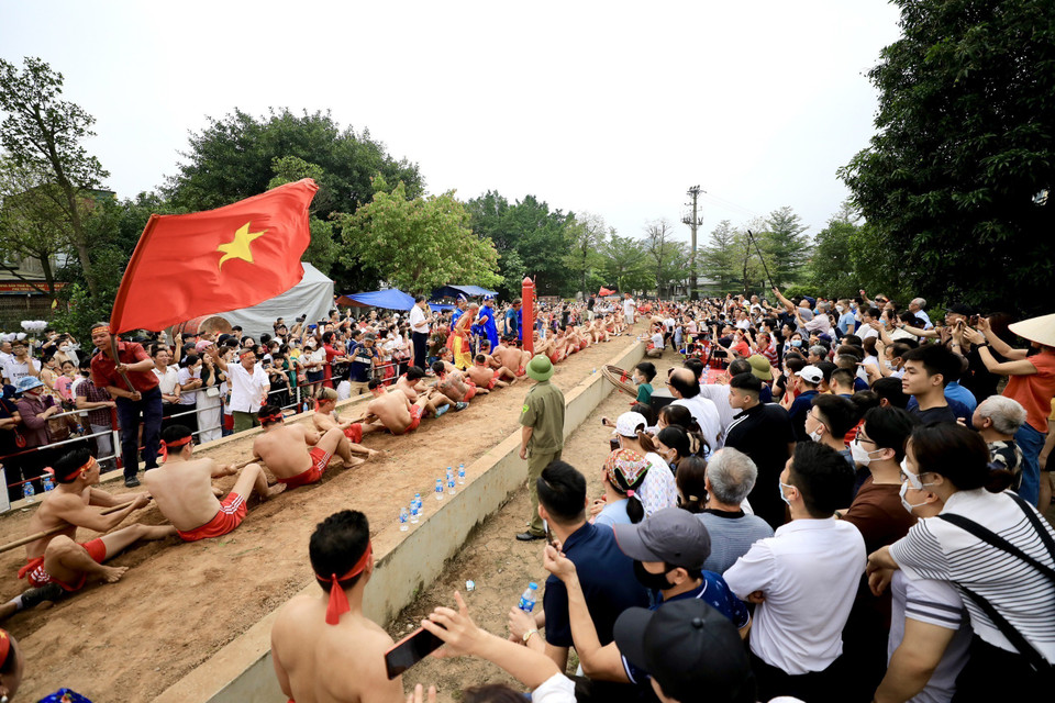 Khi có hiệu lệnh “bắt đầu” các trai kéo dồn hết sức lực giành phần thắng. (Ảnh: Nhật Anh/TTXVN)