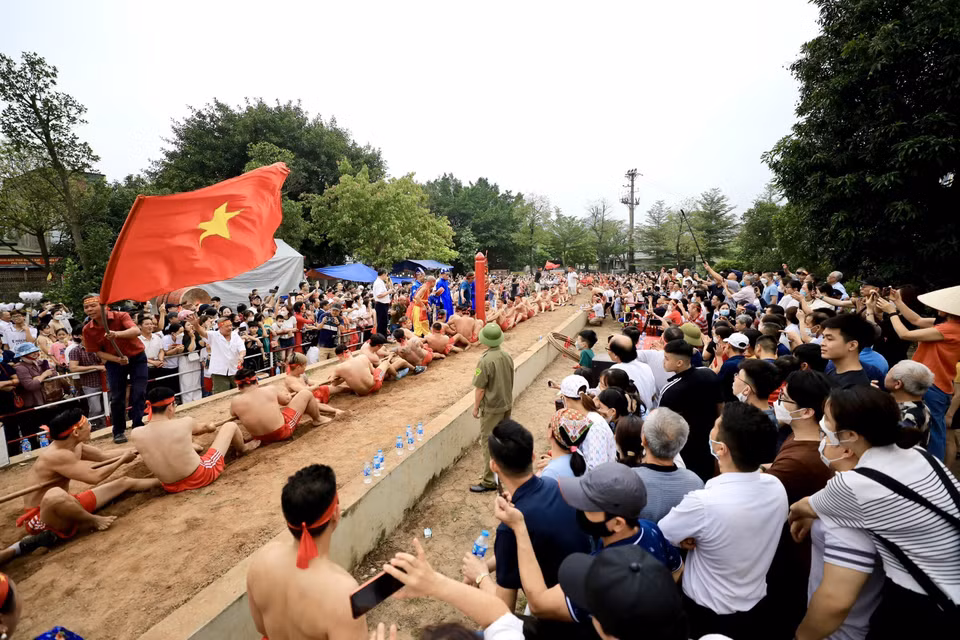 Khi có hiệu lệnh “bắt đầu” các trai kéo dồn hết sức lực giành phần thắng. (Ảnh: Nhật Anh/TTXVN)