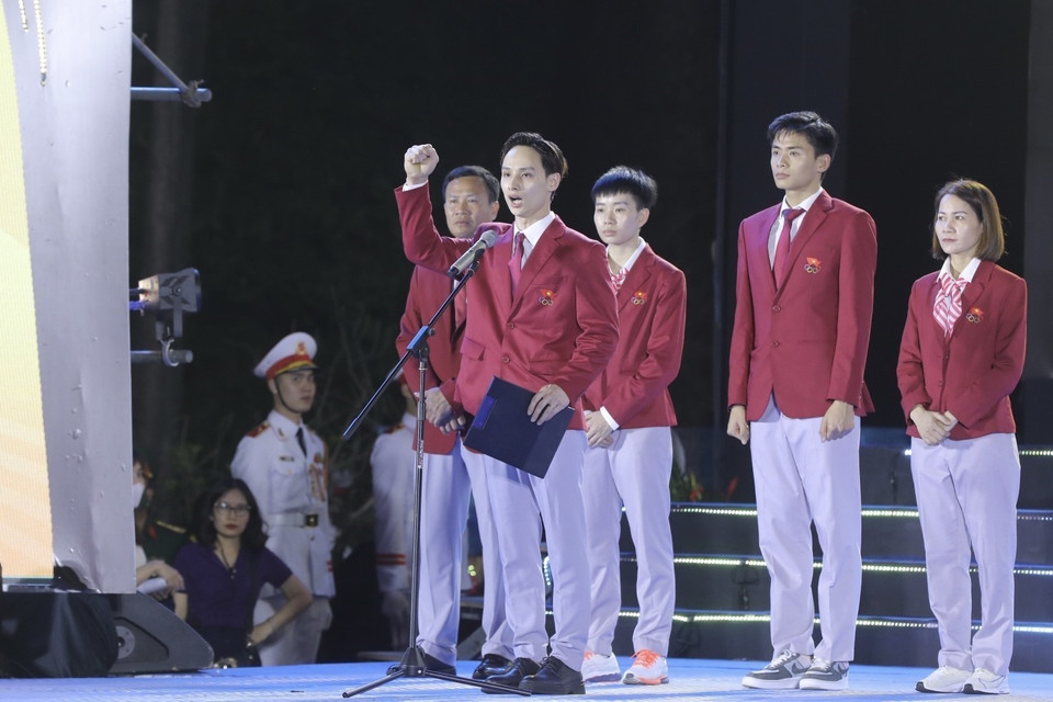 Vận động viên môn Thể dục dụng cụ Đinh Phương Thành đại diện các vận động viên tham dự SEA Games 32 phát biểu. (Ảnh: Minh Quyết/TTXVN)
