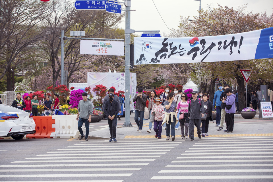 Sau 3 năm gián đoạn do đại dịch COVID-19, ngày 4/4/2023, chính quyền thủ đô Seoul (Hàn Quốc) chính thức tổ chức khai mạc Lễ hội hoa Anh đào thường niên lần thứ 17 - “Lễ hội hoa Anh đào Yeouido.” Đây là lễ hội tiêu biểu ở Thủ đô Seoul diễn ra ở dọc Công viên Yeouido bên sông Hàn và con đường Yeouiseo ngay phía sau Tòa nhà Quốc hội Hàn Quốc với khoảng 1.500 cây anh đào vua (King) khoe sắc thắm. (Ảnh: Anh Nguyên/TTXVN)