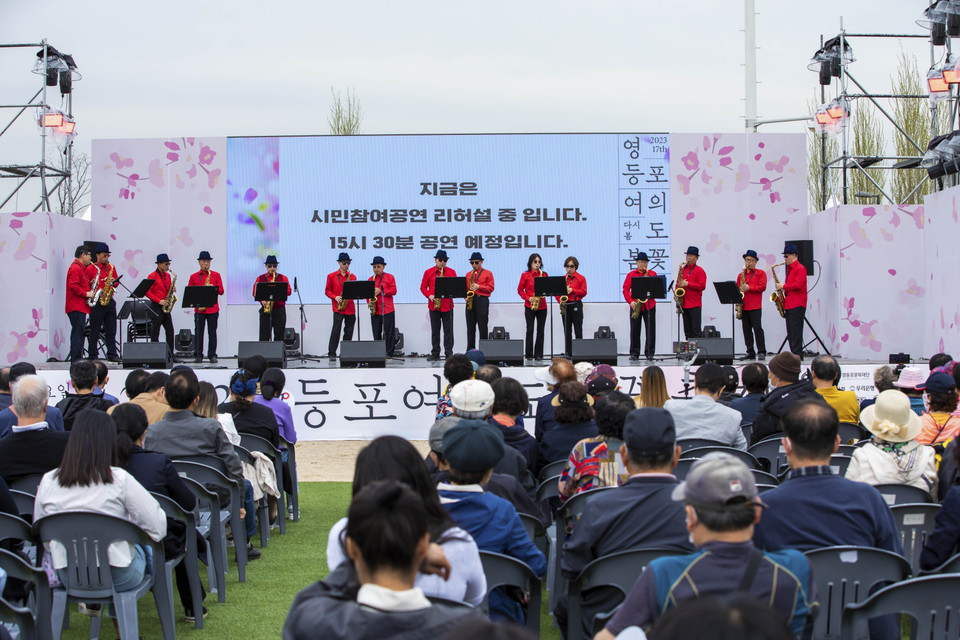 Chương trình biểu diễn nghệ thuật trong khuôn khổ lễ hội hoa Anh đào Yeouido. (Ảnh: Anh Nguyên/TTXVN)