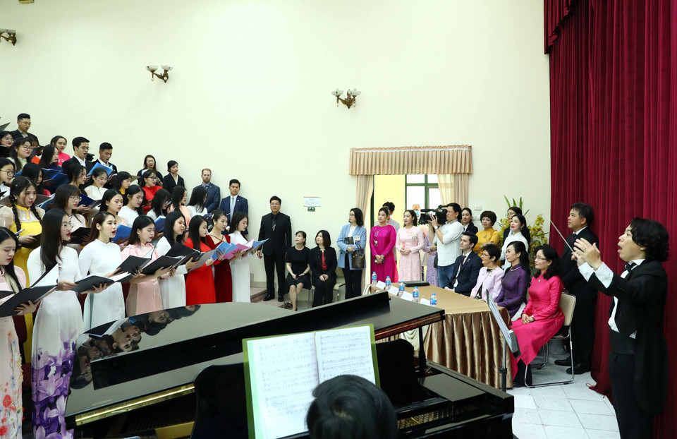 Phu nhân Chủ tịch nước Phan Thị Thanh Tâm và Phu nhân Toàn quyền Australia Linda Hurley thăm lớp học hát Hợp xướng. (Ảnh: Phạm Kiên/TTXVN)