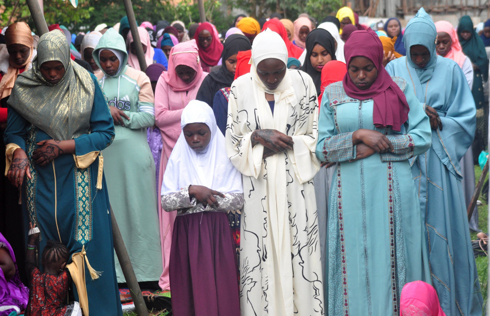 Các tín đồ Hồi giáo cầu nguyện trong ngày đầu tiên của Lễ Eid al-Fitr, đánh dấu kết thúc tháng lễ Ramadan, tại Kampala, Uganda, ngày 21/4/2023. (Ảnh: THX/TTXVN)