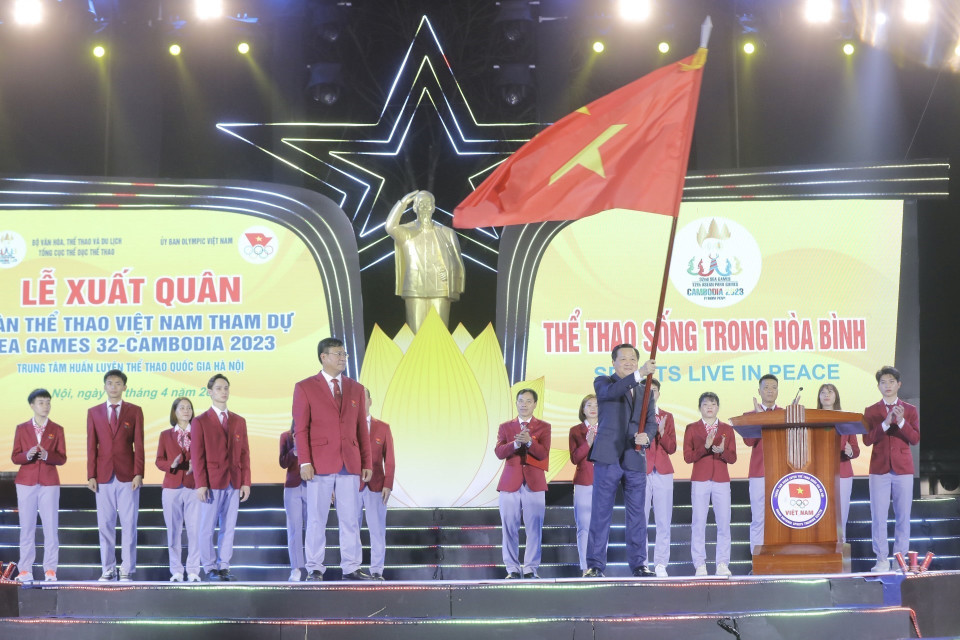 Phó Thủ tướng Lê Minh Khái trao cờ cho Đoàn Thể thao Việt Nam tham dự SEA Games 32. (Ảnh: Minh Quyết/TTXVN)