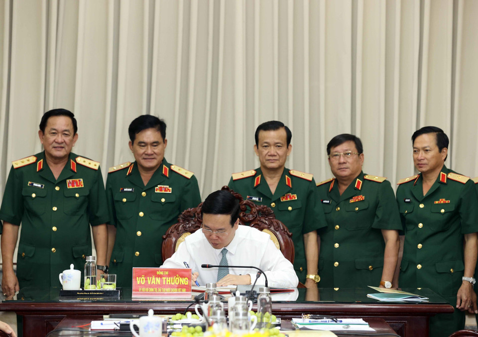 Ông Võ Văn Thưởng, Ủy viên Bộ Chính trị, Chủ tịch nước ghi sổ vàng lưu niệm tại Bộ Tư lệnh Quân khu 9. (Ảnh: Thống Nhất/TTXVN)