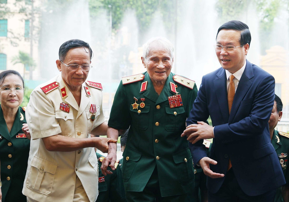 Nhân kỷ niệm 48 năm Ngày giải phóng miền Nam thống nhất đất nước, chiều 28/4/2023, tại Phủ Chủ tịch, Chủ tịch nước Võ Văn Thưởng gặp mặt thân mật Ban Liên lạc Mặt trận Tây Nguyên, B3, Quân đoàn 3. (Ảnh: Thống Nhất/TTXVN)
