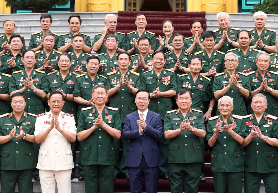 Chủ tịch nước Võ Văn Thưởng gặp mặt thân mật Ban Liên lạc Mặt trận Tây Nguyên, B3, Quân đoàn 3. (Ảnh: Thống Nhất/TTXVN)