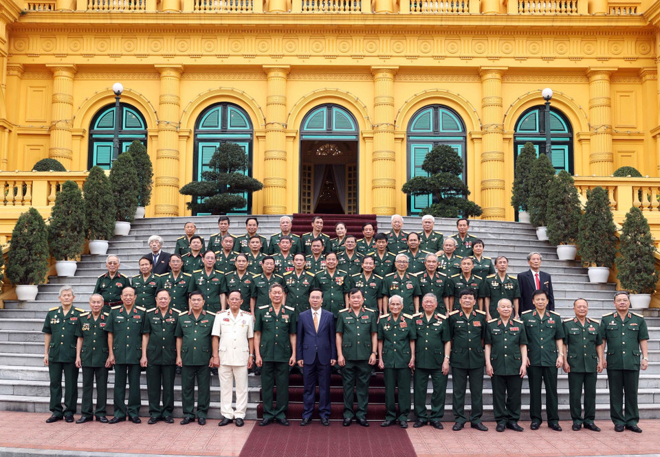 Chủ tịch nước Võ Văn Thưởng gặp mặt thân mật Ban Liên lạc Mặt trận Tây Nguyên, B3, Quân đoàn 3. (Ảnh: Thống Nhất/TTXVN)