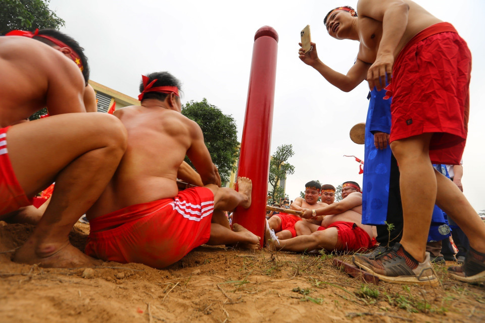Khi thi đấu, tất cả người chơi phải kéo trong tư thế ngồi, đội nào có người phạm luật sẽ bị xử thua. (Ảnh: Tuấn Đức/TTXVN)