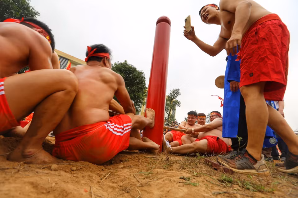 Khi thi đấu, tất cả người chơi phải kéo trong tư thế ngồi, đội nào có người phạm luật sẽ bị xử thua. (Ảnh: Tuấn Đức/TTXVN)