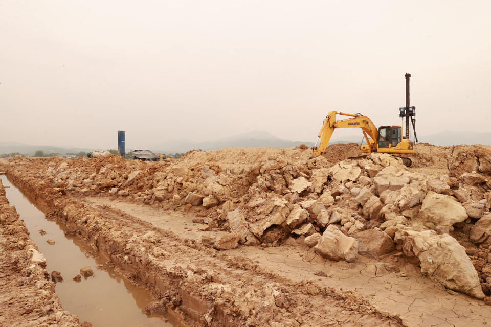 Công trường Dự án đầu tư xây dựng mở rộng Cảng hàng không Điện Biên. (Ảnh: Dương Giang/TTXVN)