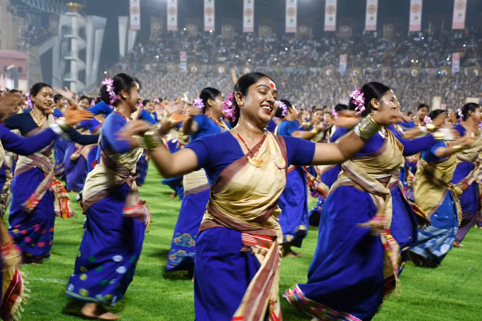 Màn trình diễn được tổ chức tại sân vận động Sarusajai ở Guwahati, thành phố chính của Assam, tối 13/4/2023. (Ảnh: THX/TTXVN)