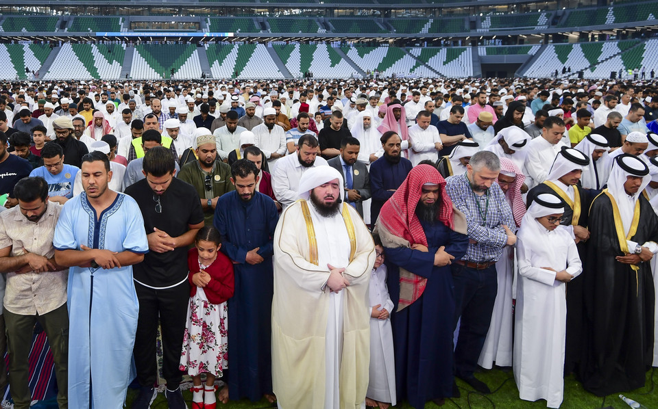 Các tín đồ Hồi giáo cầu nguyện trong ngày đầu tiên của Lễ Eid al-Fitr, đánh dấu kết thúc tháng lễ Ramadan, tại Doha, Qatar, ngày 21/4/2023. (Ảnh: THX/TTXVN)