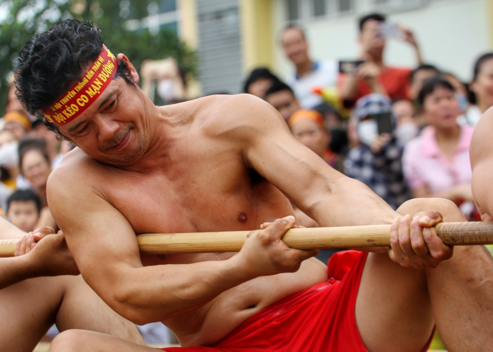 Khác với hội thi kéo co bình thường, vật sử dụng để kéo trong hội thi là cây song to và nhẵn dài khoảng 50m, được kéo qua một lỗ nhỏ trên cột trụ. (Ảnh: Tuấn Đức/TTXVN)