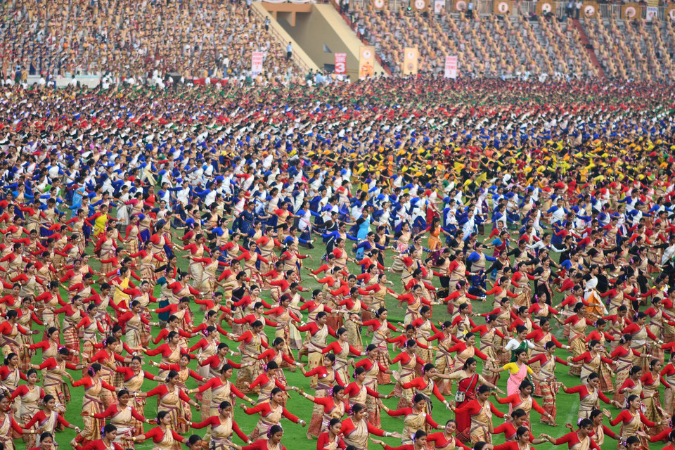 Theo ban tổ chức, 11.304 vũ công và nghệ sỹ trống đã tham gia biểu diễn vũ điệu Bihu. (Ảnh: THX/TTXVN)