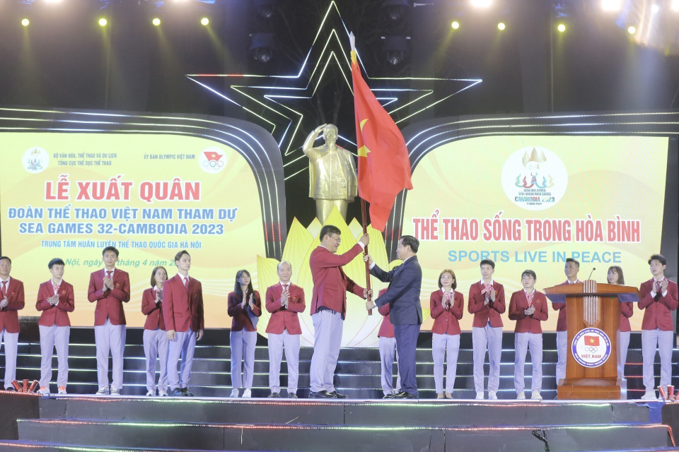 Phó Thủ tướng Lê Minh Khái trao cờ cho Đoàn Thể thao Việt Nam tham dự SEA Games 32. (Ảnh: Minh Quyết/TTXVN)