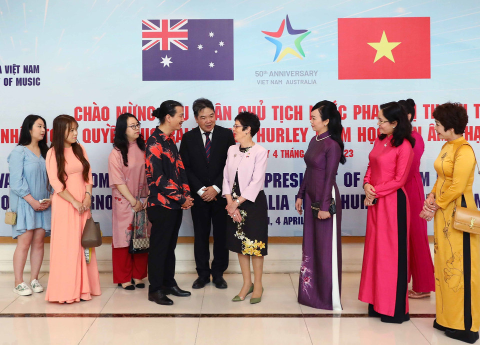 Phu nhân Chủ tịch nước Phan Thị Thanh Tâm và Phu nhân Toàn quyền Australia Linda Hurley gặp mặt các cựu sinh viên du học tại Australia. (Ảnh: Phạm Kiên/TTXVN)