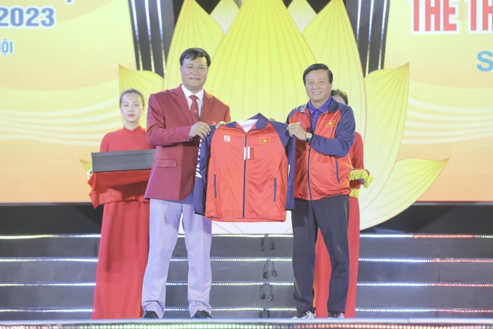 Đại diện các nhà tài trợ trao tượng trưng tài trợ cho Đoàn thể thao Việt Nam. (Ảnh: Minh Quyết/TTXVN)