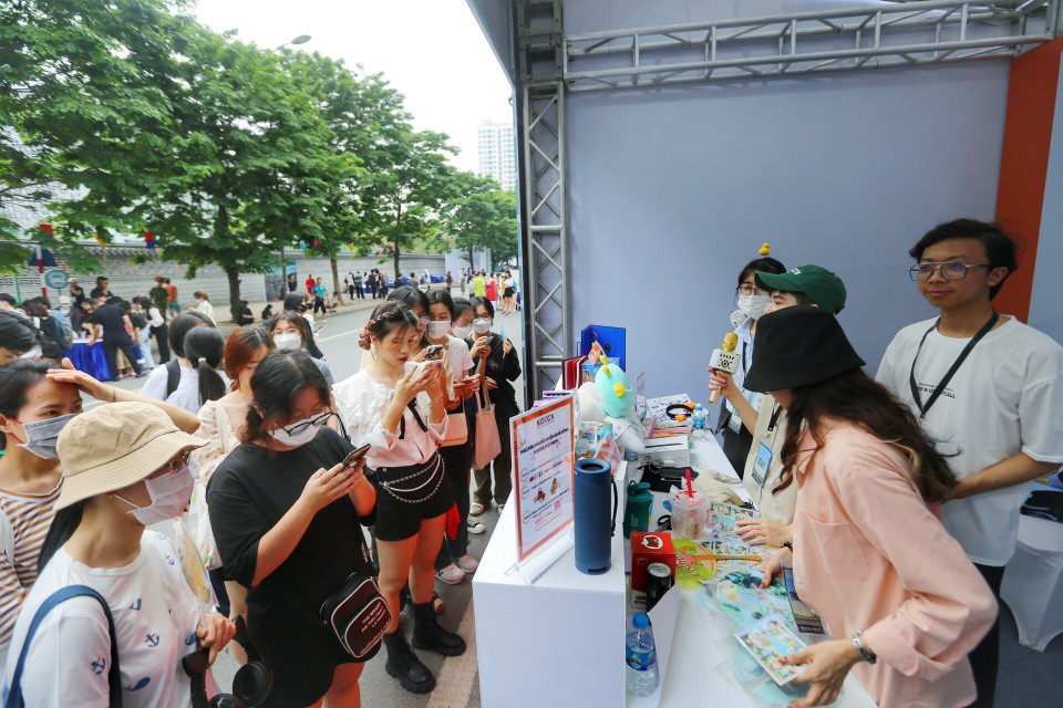 Khách chơi trò chơi trúng thưởng tại Lễ hội. (Ảnh: Tuấn Đức/TTXVN)