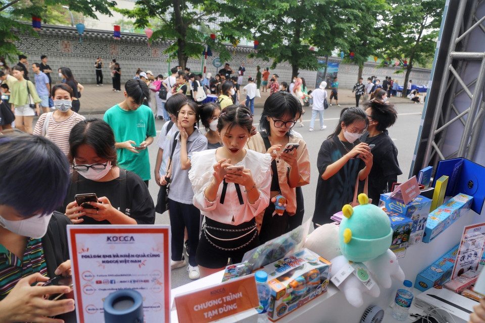 Khách chơi trò chơi trúng thưởng tại Lễ hội. (Ảnh: Tuấn Đức/TTXVN)