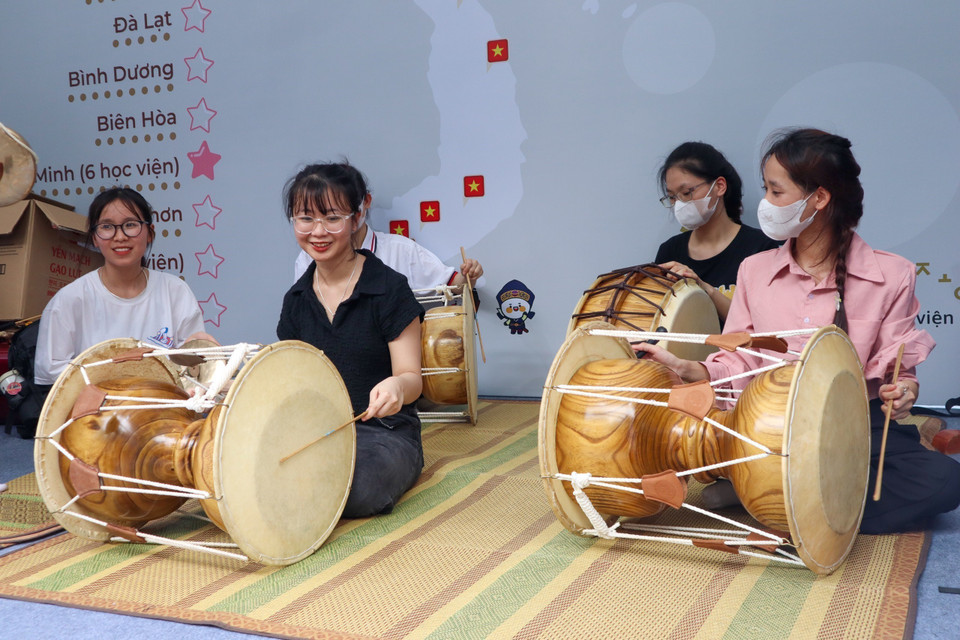 Khách trải nghiệm Samulnori (nhạc cụ truyền thống Hàn Quốc). (Ảnh: Nguyễn Thùy Dương/TTXVN phát)