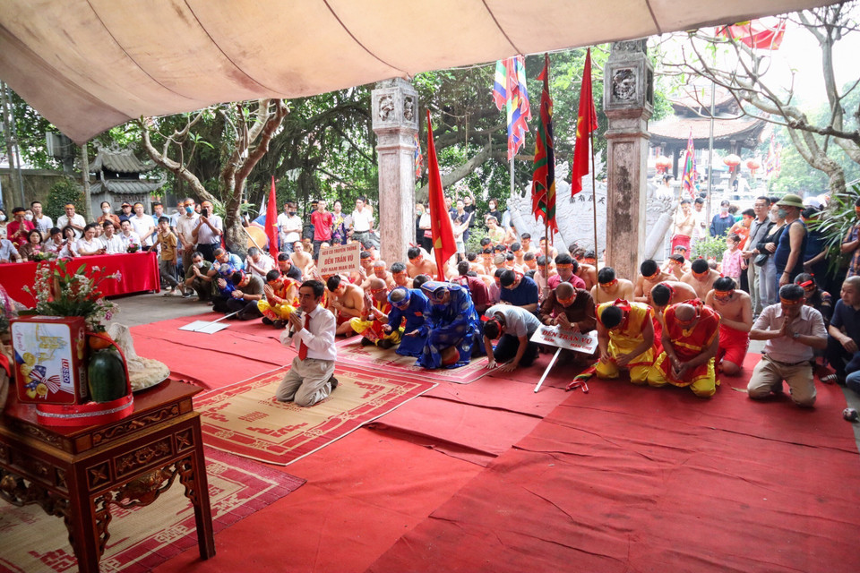 Các đội làm lễ trước khi thi đấu. (Ảnh: Nguyễn Thuỳ Dương/TTXVN phát)