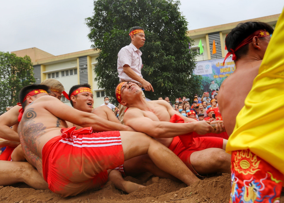 Tư thế kéo ngồi thiếu lực trụ, vì vậy người chơi phải dùng chân đạp vào cây cột ở giữa hoặc cắm gót chân xuống đất để làm trụ lực. (Ảnh: Tuấn Đức/TTXVN)