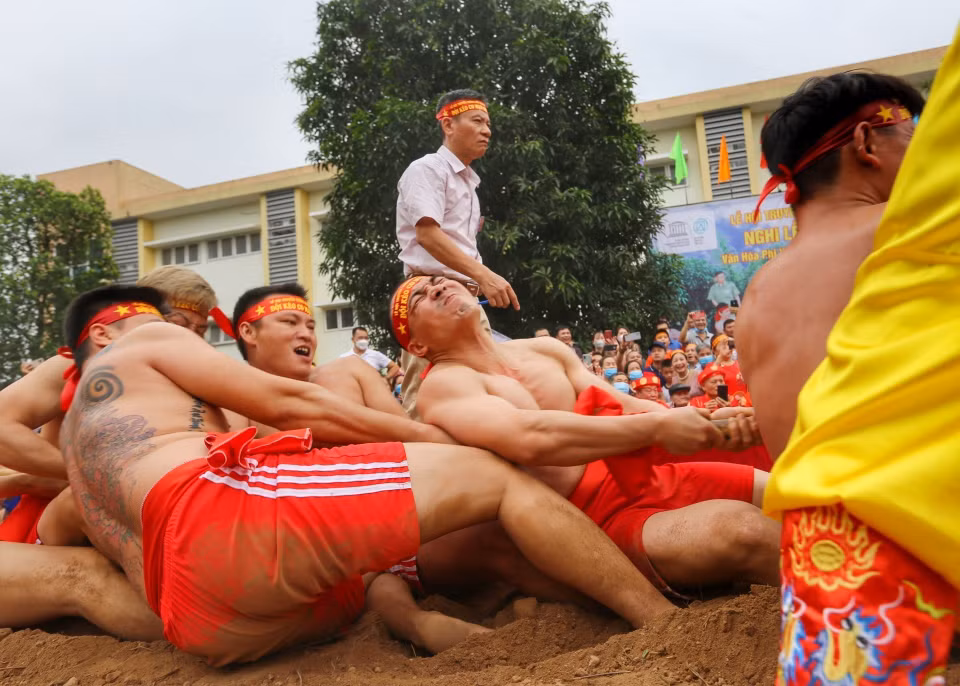 Tư thế kéo ngồi thiếu lực trụ, vì vậy người chơi phải dùng chân đạp vào cây cột ở giữa hoặc cắm gót chân xuống đất để làm trụ lực. (Ảnh: Tuấn Đức/TTXVN)