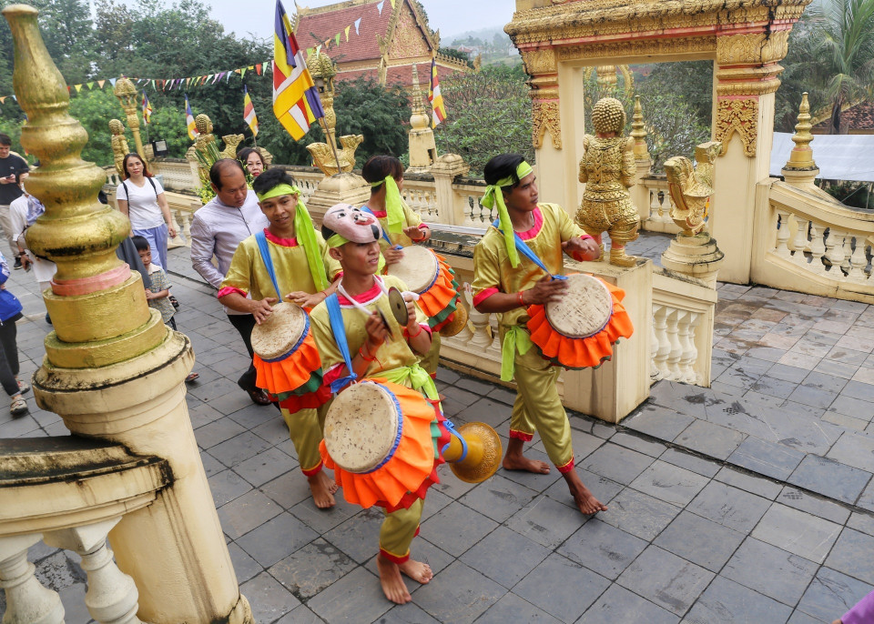 Nghi thức rước thần Kapila quanh chính điện 3 vòng để làm lễ mừng năm mới. (Ảnh: Tuấn Đức/TTXVN)