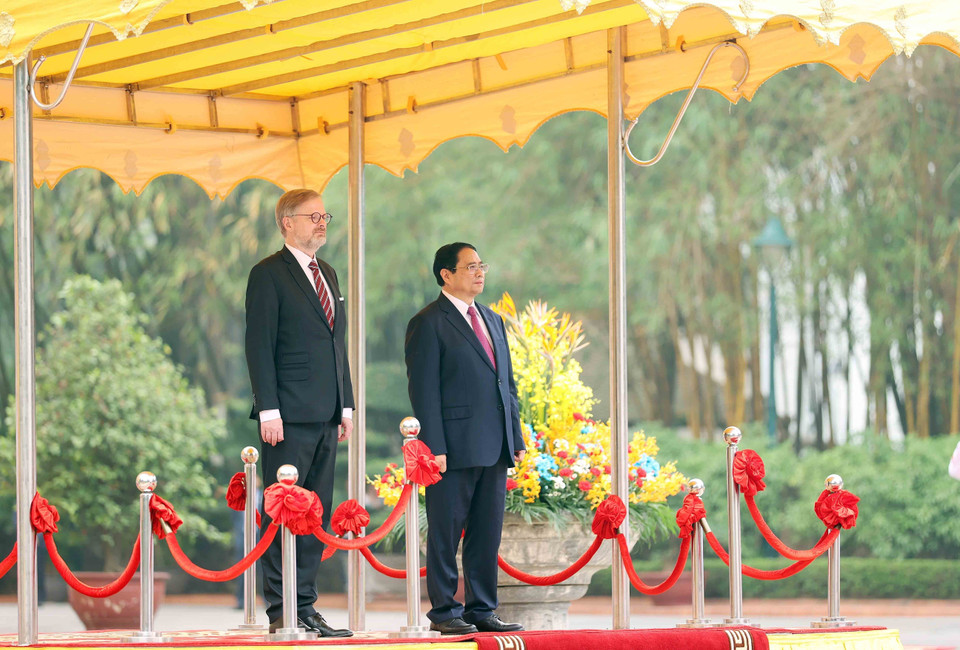 Thủ tướng Phạm Minh Chính và Thủ tướng nước Cộng hòa Séc Petr Fiala nghe quân nhạc cử Quốc thiều hai nước. (Ảnh: Dương Giang/TTXVN)