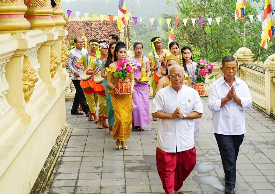 Nghi thức rước thần Kapila quanh chính điện 3 vòng để làm lễ mừng năm mới. (Ảnh: Tuấn Đức/TTXVN)