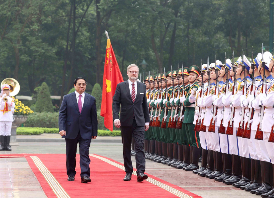 Thủ tướng Phạm Minh Chính và Thủ tướng nước Cộng hòa Séc Petr Fiala duyệt Đội danh dự Quân đội Nhân dân Việt Nam. (Ảnh: Dương Giang/TTXVN)