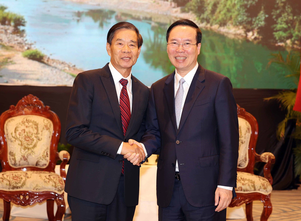 Chiều 10/4, tại thủ đô Vientiane, Chủ tịch nước Võ Văn Thưởng tiếp Chủ tịch Ủy ban Trung ương Mặt trận Lào xây dựng đất nước Sinlavong Khoutphaythoune. (Ảnh: Thống Nhất/TTXVN)