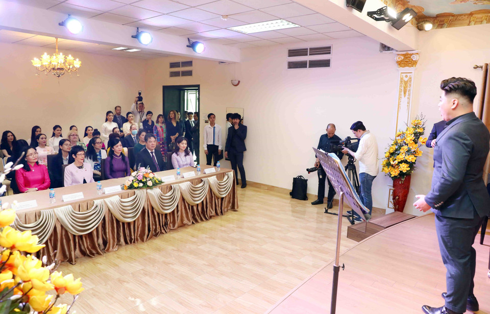 Phu nhân Chủ tịch nước Phan Thị Thanh Tâm và Phu nhân Toàn quyền Australia Linda Hurley thăm lớp học hát Opera. (Ảnh: Phạm Kiên/TTXVN)