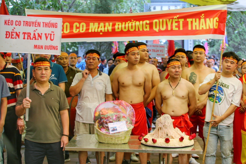 Các đội dâng lễ vật lên Thành hoàng trước trận đấu. (Ảnh: Tuấn Đức/TTXVN)