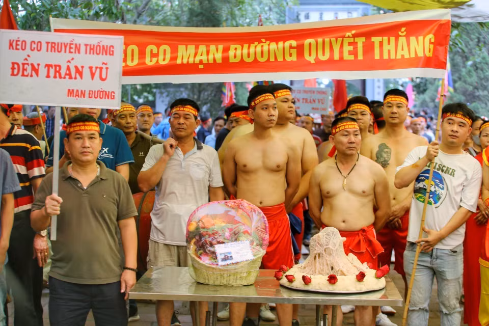 Các đội dâng lễ vật lên Thành hoàng trước trận đấu. (Ảnh: Tuấn Đức/TTXVN)
