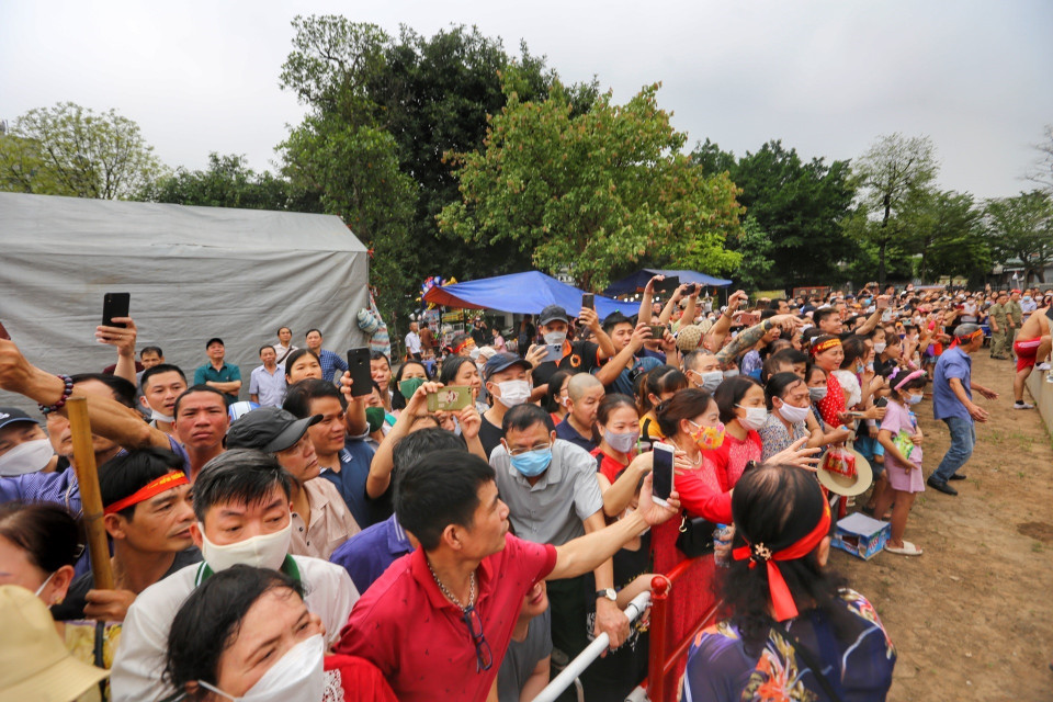 Đông đảo người dân xem, cổ vũ cho các đội. (Ảnh: Tuấn Đức/TTXVN)