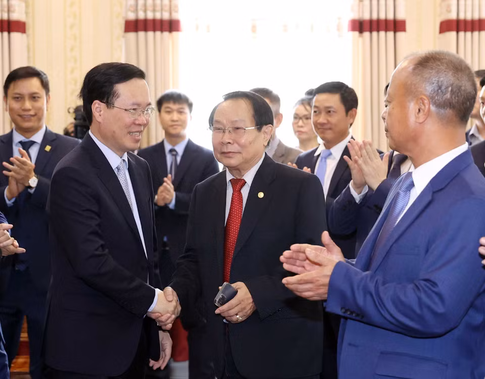 Cũng trong sáng 11/4, tại Thủ đô Vientiane, Chủ tịch nước Võ Văn Thưởng đến thăm, gặp gỡ cán bộ, nhân viên Đại sứ quán Việt Nam và đại diện cộng đồng người Việt Nam tại Lào. (Ảnh: Thống Nhất/TTXVN)