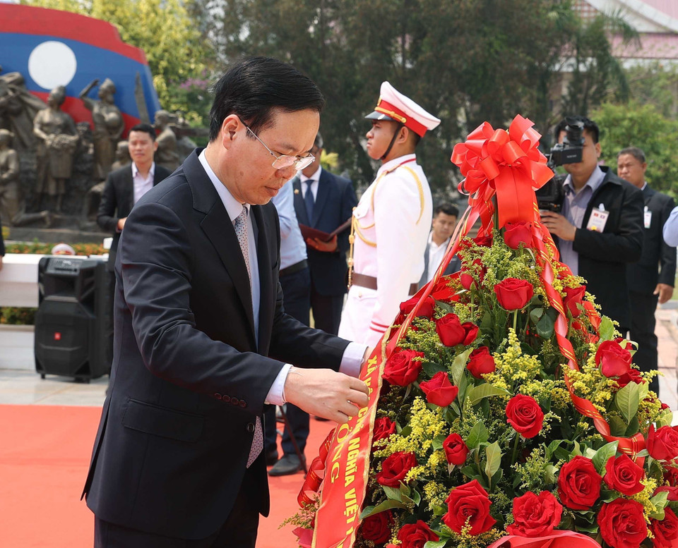 Sáng 11/4, Chủ tịch nước Võ Văn Thưởng đến đặt hoa tại tượng đài Chủ tịch Kaysone Phomvihan, Bảo tàng Kaysone Phomvihan ở Thủ đô Vientiane. (Ảnh: Thống Nhất/TTXVN)