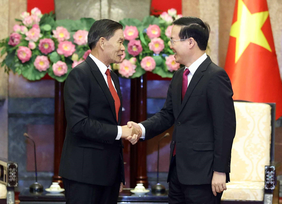 Chủ tịch nước Võ Văn Thưởng tiếp ông Sinlavong Khoutphaythoune, Ủy viên Bộ Chính trị Đảng Nhân dân Cách mạng Lào, Chủ tịch Trung ương Mặt trận Lào Xây dựng Đất nước. (Ảnh: Thống Nhất/TTXVN)