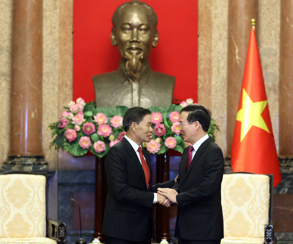 Chủ tịch nước Võ Văn Thưởng tiếp ông Sinlavong Khoutphaythoune, Ủy viên Bộ Chính trị Đảng Nhân dân Cách mạng Lào, Chủ tịch Trung ương Mặt trận Lào Xây dựng Đất nước. (Ảnh: Thống Nhất/TTXVN)