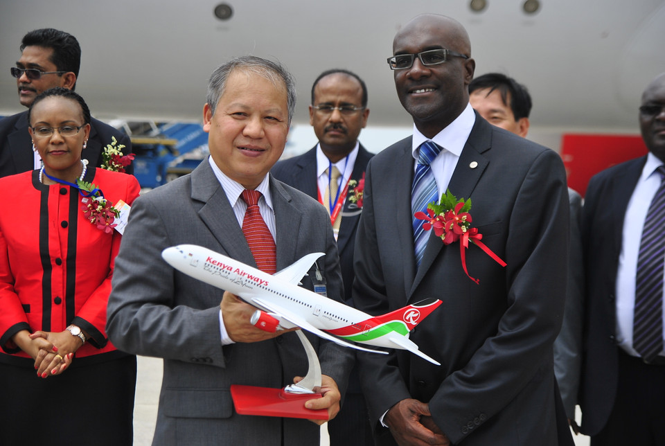 Tổng giám đốc điều hành Kenya Airways trao tận tay Phó cục trưởng món quà lưu niệm của tập đoàn. (Ảnh: Võ Phương/Vietnam+)