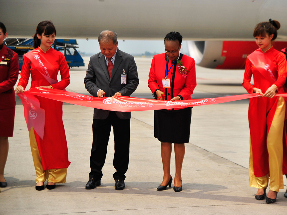 Phó Cục trưởng Cục hàng không Việt Nam Võ Huy Cường cùng Đại sứ Kenya Dianna Kiambuthi cùng cắt băng khánh thành đường bay.(Ảnh: Võ Phương/Vietnam+)