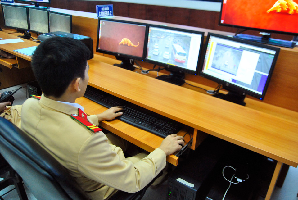 Gần đây, ngoài biện pháp xử phạt nguội, lực lượng Cảnh sát giao thông Hà Nội cũng đang triển khai hình thức xử phạt qua camera, còn gọi là hình thức xử phạt 'nóng'. Đó là khi tại trung tâm có tín hiệu cảnh báo có xe vi phạm tại chốt sẽ thông qua bộ đàm thông báo trực tiếp cho tổ tuần tra để tiến hành bắt giữ và xử lý luôn tại chỗ.