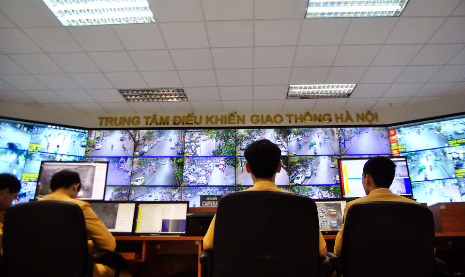 Đội chỉ huy giao thông và điều khiển đèn tín hiệu giao thông được mệnh danh là "mắt thần" của giao thông Thủ đô.